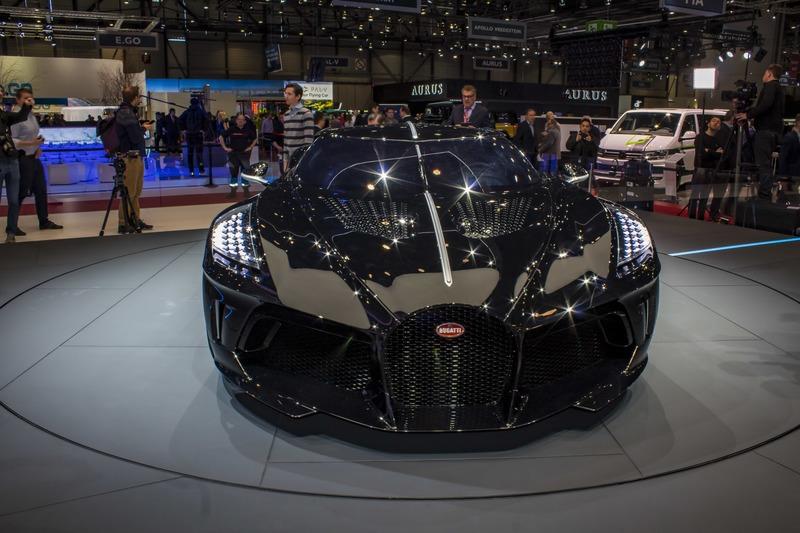 Bugatti Just Put The La Voiture Noire On Christmas Display In Molsheim - image 829143