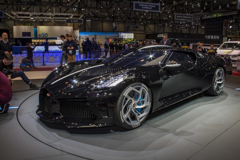 Bugatti Just Put The La Voiture Noire On Christmas Display In Molsheim - image 829141